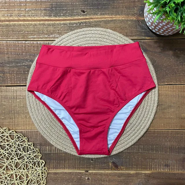 Arte para redes sociais da Use California: Calcinha hot pant vermelha